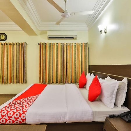 Oyo 17117 Hotel Rainbow Vadodara Eksteriør billede