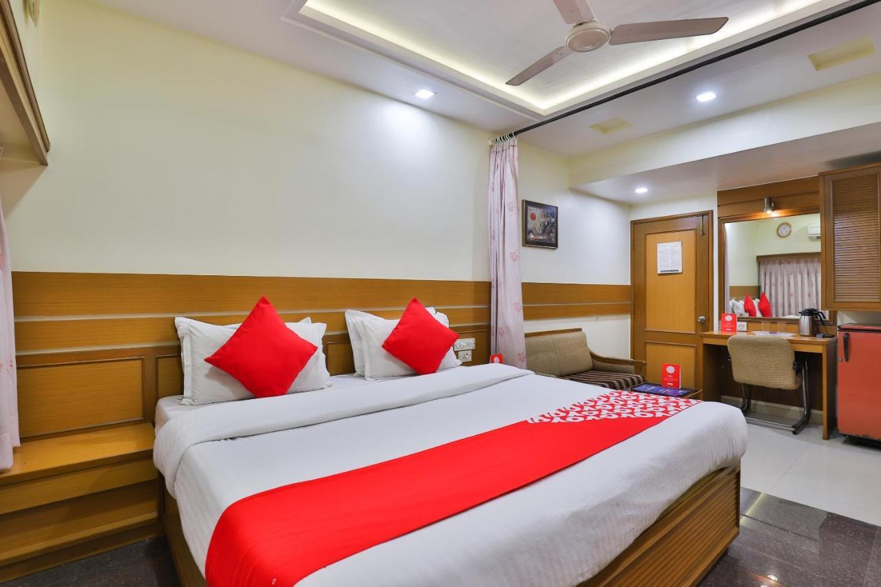 Oyo 17117 Hotel Rainbow Vadodara Eksteriør billede
