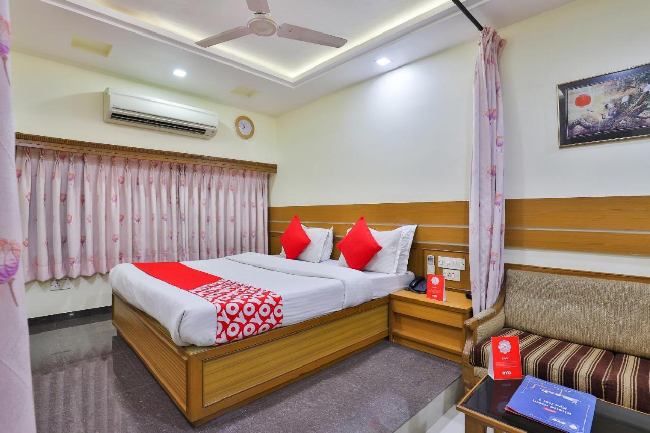 Oyo 17117 Hotel Rainbow Vadodara Eksteriør billede