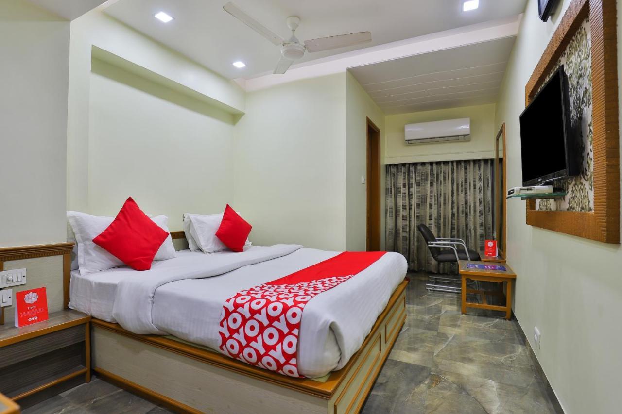Oyo 17117 Hotel Rainbow Vadodara Eksteriør billede