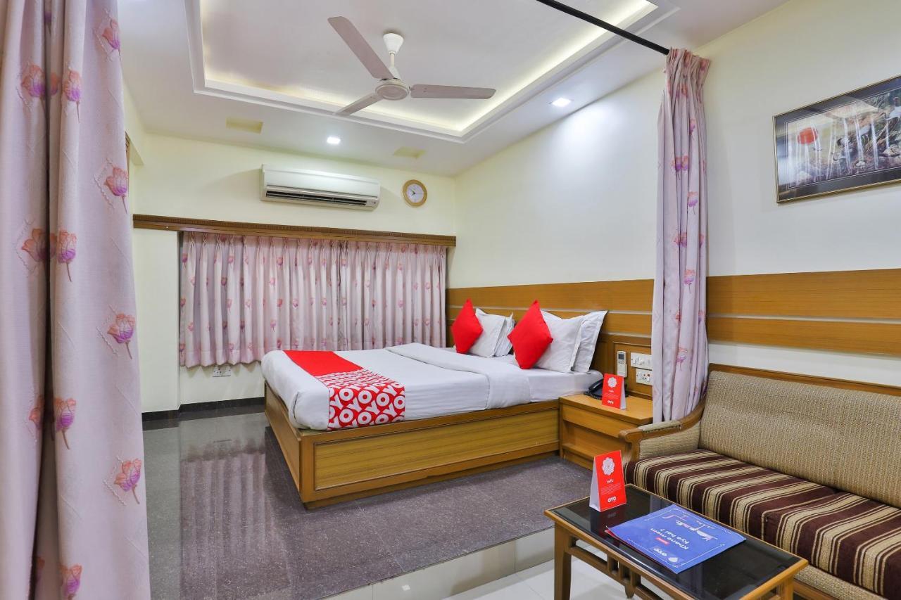 Oyo 17117 Hotel Rainbow Vadodara Eksteriør billede